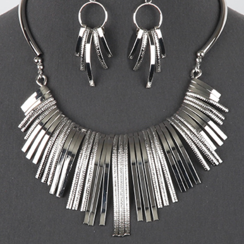 1064--Multi Sized Bib Bar Necklace Set- Silver Tone